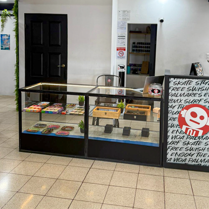 Urna de exhibición fabricada en estructura metálica y paneles de vidrio transparente (200x61x91cm)